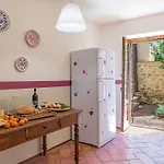 Il Borgo 16, Emma Villa Assisi