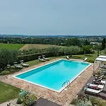 Villa Il Borgo 16, Emma Assisi