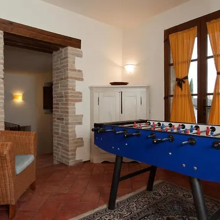 Il Borgo 16, Emma Villa