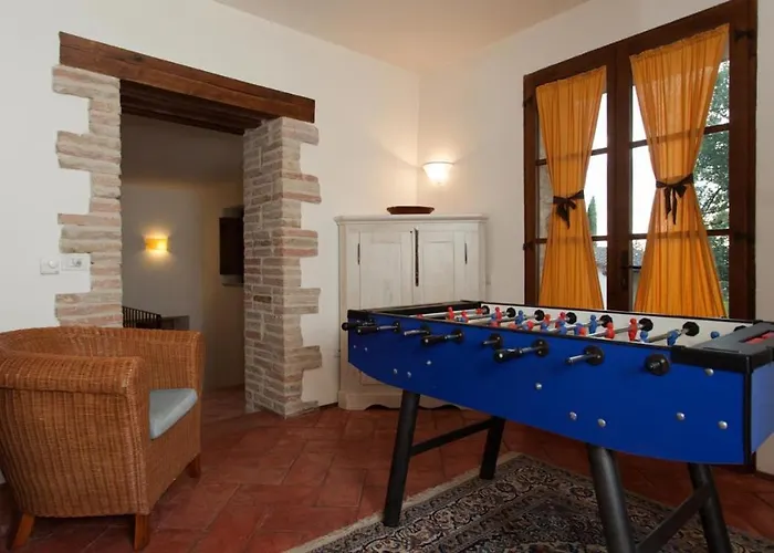 Il Borgo 16, Emma Villa