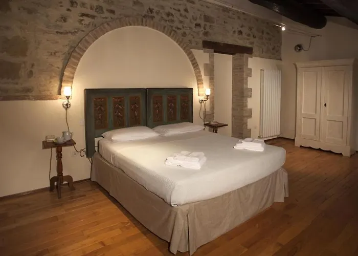 Il Borgo 16, Emma Villa Assisi