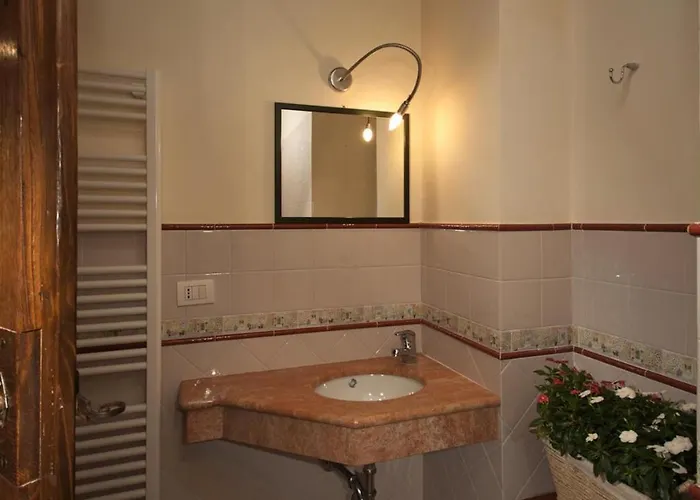 Il Borgo 16, Emma Villa Assisi