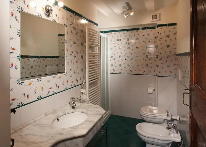 Il Borgo 16, Emma Villa Assisi